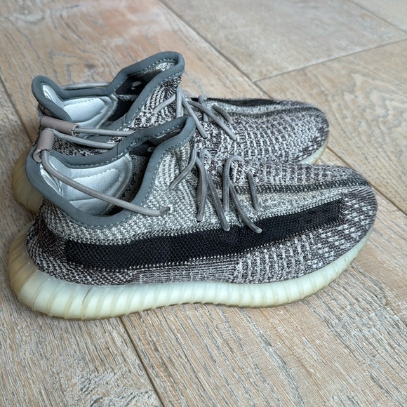 YEEZY AUTHENTIC! Great condition no holes nor rips. Size 3.5 - Picture 1 of 7